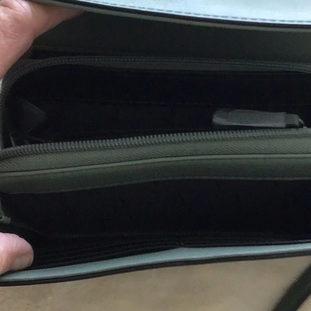 Simply Vera Vera Wang Green Crossbody Bag with Adjustable Strap - Picture 3 of 3